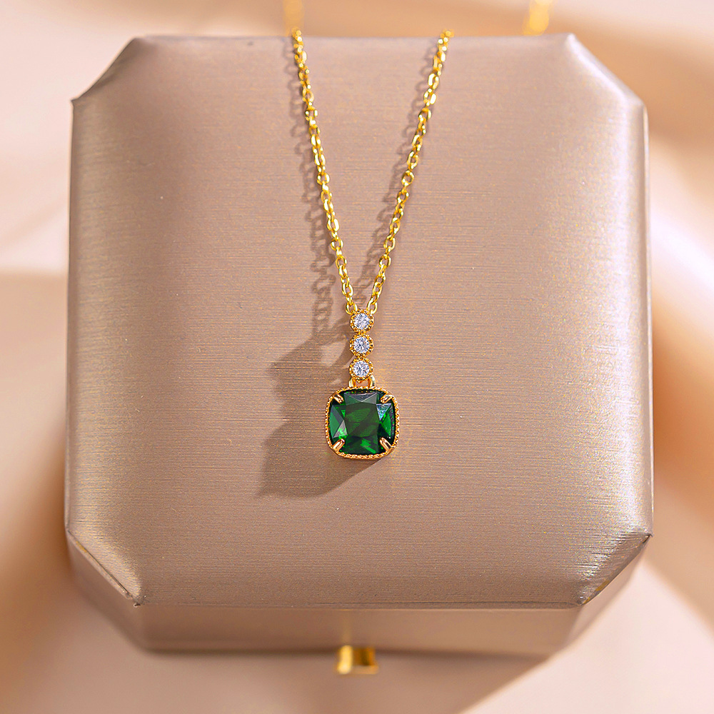 The minimalist design sense, popular emerald zircon pendant, diamond-encrusted, elegant titanium steel necklace, a unique and high-end accessory for women full figure