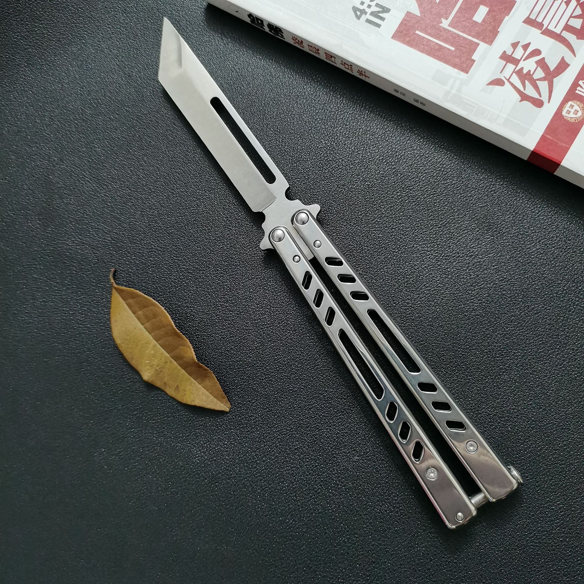 Factory wholesale butterfly knives, practice swinging knives, beginner game training, folding knives, multi-functional toys, no sharp edges Application Scenario