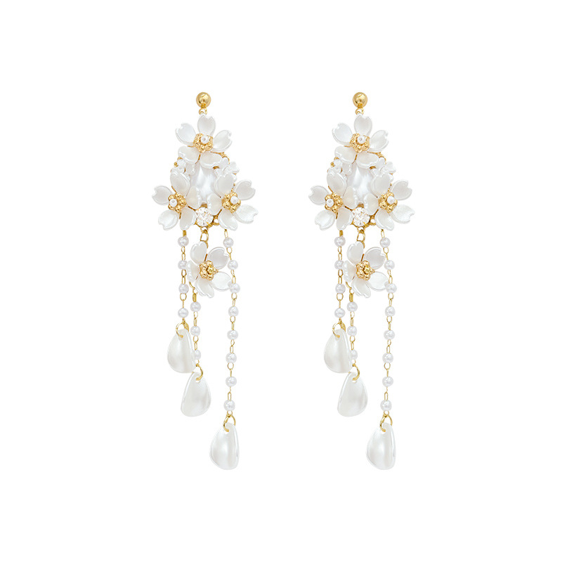 Baroque white flower earrings, 2025 new bestseller, super ethereal pearl earrings, women's French tassel stud earrings, forest style Item Picture