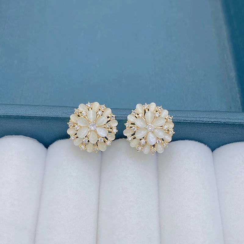 Light luxury and niche, dazzling exquisite cat's eye stone flower stud earrings, the same style as female socialite, fashionable and versatile, elegant zircon earrings details Picture
