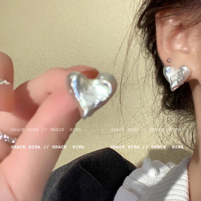 French light luxury high-end heart-shaped stud earrings for women 2025 New bestsellers, French-style elegant earrings, light luxury niche earrings details Picture