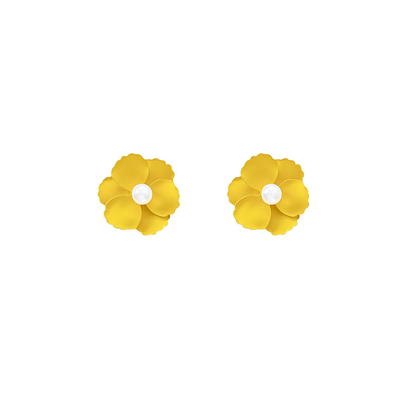 Yellow flower stud earrings, new summer 2025 versatile pearl earrings, vacation style, gentle forest-themed earrings for women Item Picture