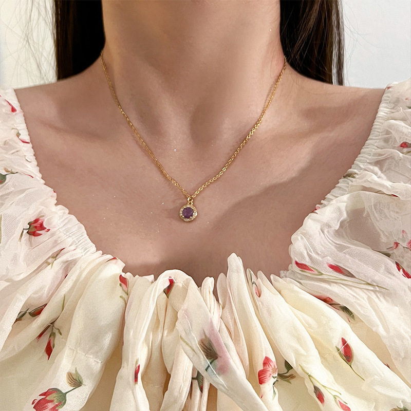 New 2024 trendy, exquisite and niche design collarbone neck chain, high-end purple pendant, round diamond-encrusted necklace for women full figure