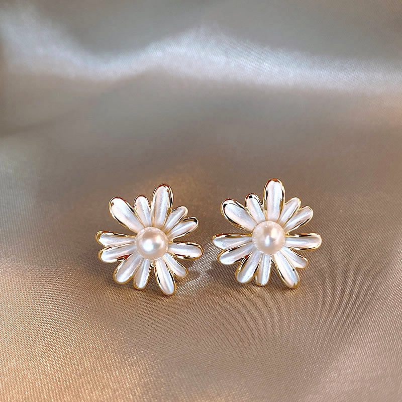 Spring gentle white flower stud earrings, versatile for commuting, sweet and artistic design, glazed small daisies, elegant earrings full figure