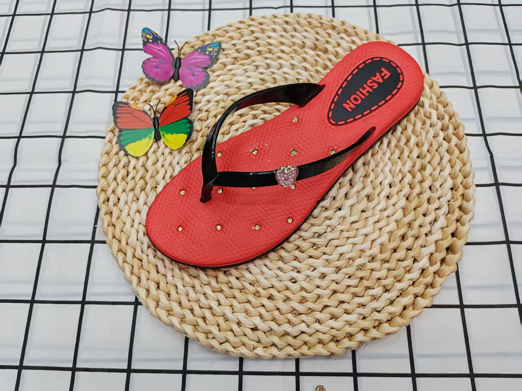 New flat metal butterfly-toe flip-flops for summer 2025 details Picture