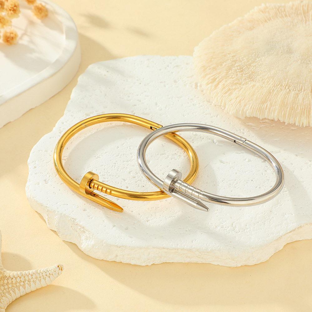European and American stainless steel bracelet with nail and diamond buckle, classic, exquisite, light luxury and fashionable, non-fading wholesale jewelry full figure