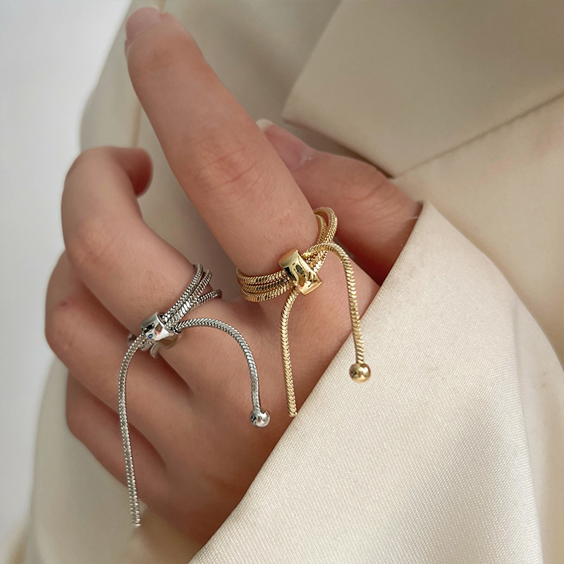The pull-out snake bone ring exudes a French light luxury and high-end feel. It features a niche design with a simple and elegant metal adjustable ring full figure