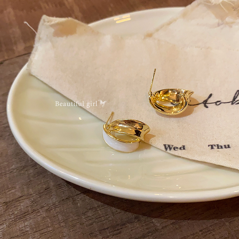 Retro Hong Kong-style white oil-dripping curved stud earrings, a trendy and high-end bestseller in 2025, elegant earrings for women Application Scenario