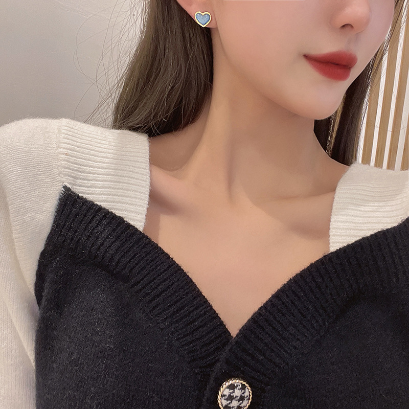s925 silver needle blue heart-shaped stud earrings, a small, cute and elegant Korean Instags-style earring, the same as the popular earrings on Internet Application Scenario