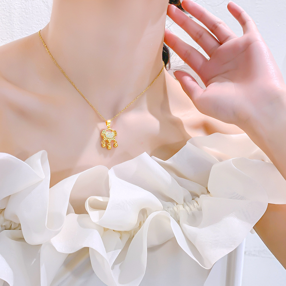 The Chinese style Su Changming lock titanium steel necklace, a unique and luxurious collarbone chain for women, is a versatile and high-end accessory for Internet celebrities Application Scenario