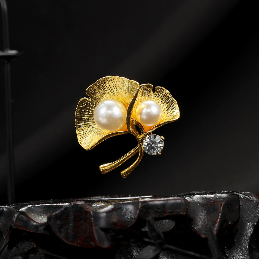Simple country style diamond-encrusted pearl ginkgo leaf brooch, light luxury and high-end fashion coat, suit and shirt pin full figure