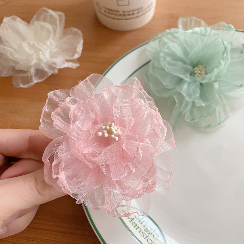 Spring and summer outing faux mesh flower hair clips, super fairy-like princess hair accessories, bangs ducktail clips, sweet and girlish new styles Application Scenario