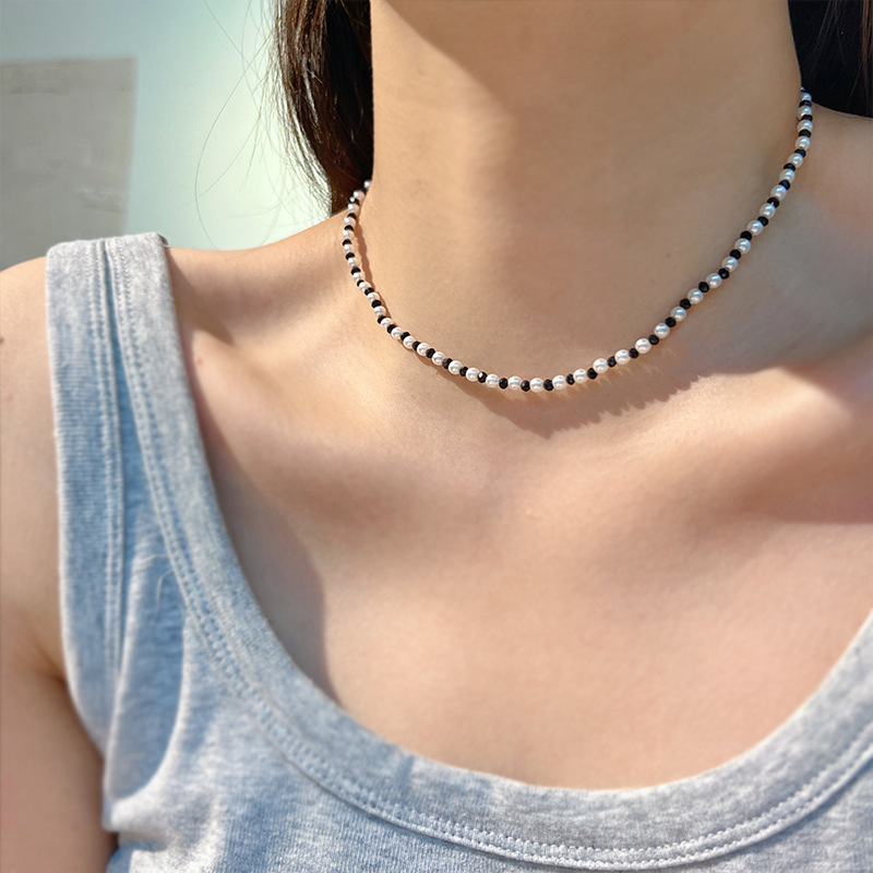 A high-end, niche, light luxury, gentle and simple black and white beaded necklace for women, a new 2024 trendy and popular collarbone necklace details Picture