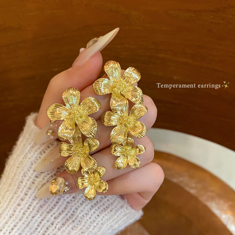 Wholesale of long, luxurious and high-end female metal style earrings with floral geometric tassels and stud earrings from Europe and America full figure