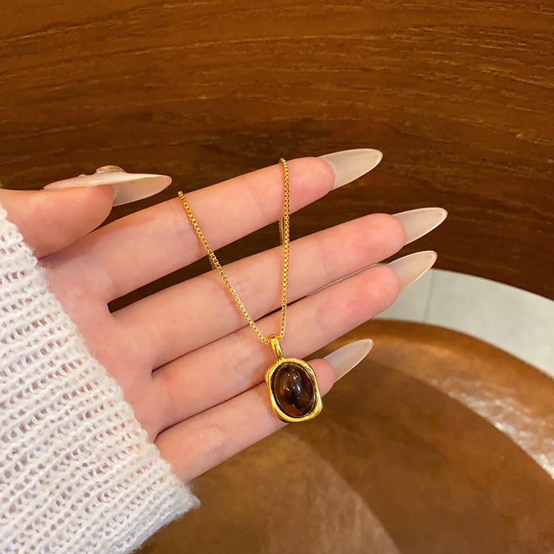 Retro and niche amber pendant titanium steel necklace, women's fashion, light luxury, elegant and high-end collarbone chain necklace accessory full figure