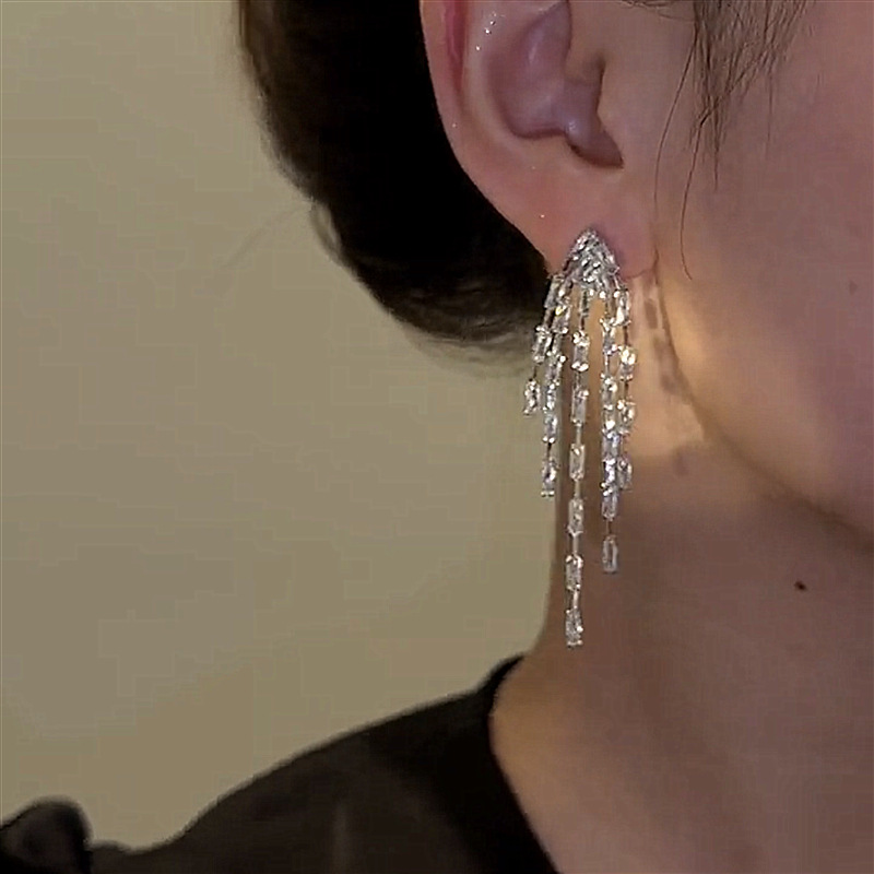 Light luxury, exquisite, sparkling diamond, tassel stud earrings, slimming earrings for round faces, 2025 new trendy and popular earrings details Picture