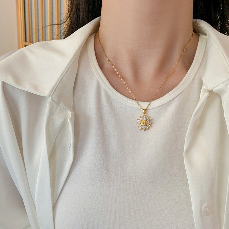 A simple and exquisite zircon sunflower necklace from Japan and South Korea, with a unique design sense and a light luxury feel, is a popular collarbone chain and a versatile accessory details Picture