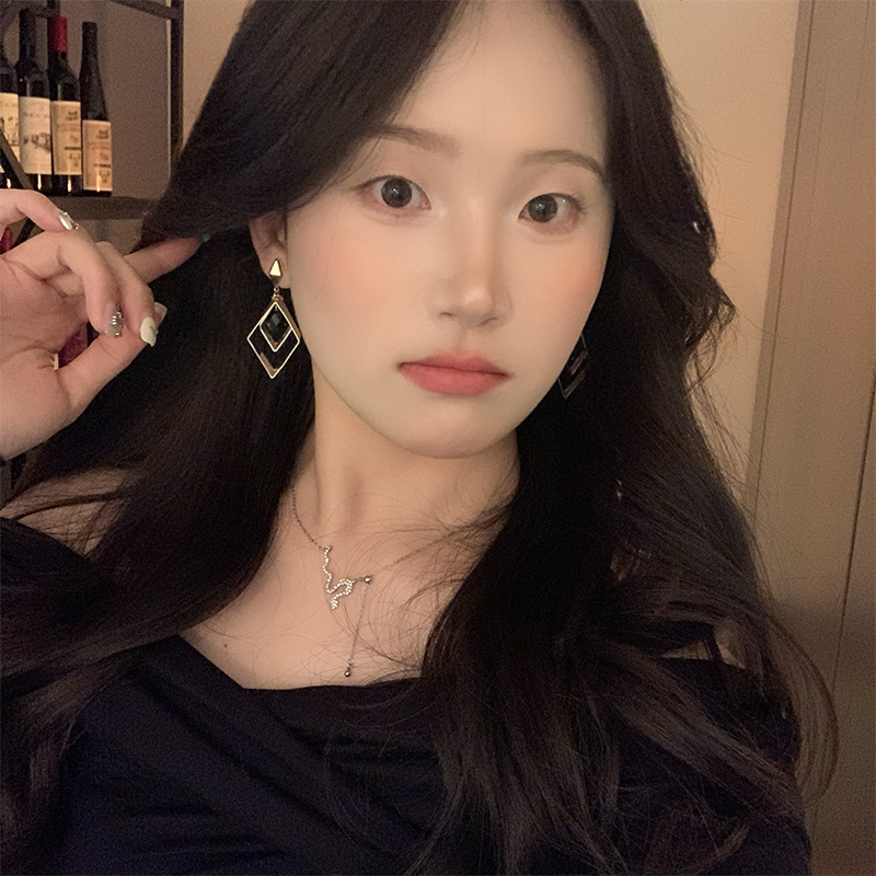 European and American style retro rhomboidal black teardrop earrings for women, simple and individual, versatile long earrings, elegant and trendy earrings Application Scenario