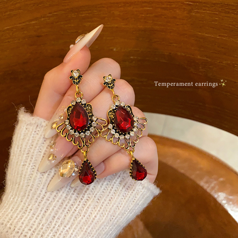 Bohemian red teardrop earrings, a retro court-style imitation ruby stud earrings, long and unique in style full figure