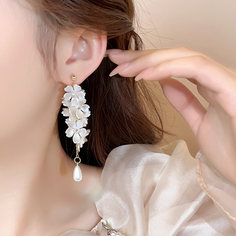 Super ethereal and elegant flower pearl long stud earrings, French light luxury fashion earrings, artistic style, sweet and versatile earrings for women Application Scenario