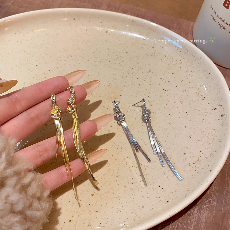 Long tassel earrings for women's autumn and winter, a light luxury and high-end look. 2024 new best-selling trendy earrings wholesale Specification drawing
