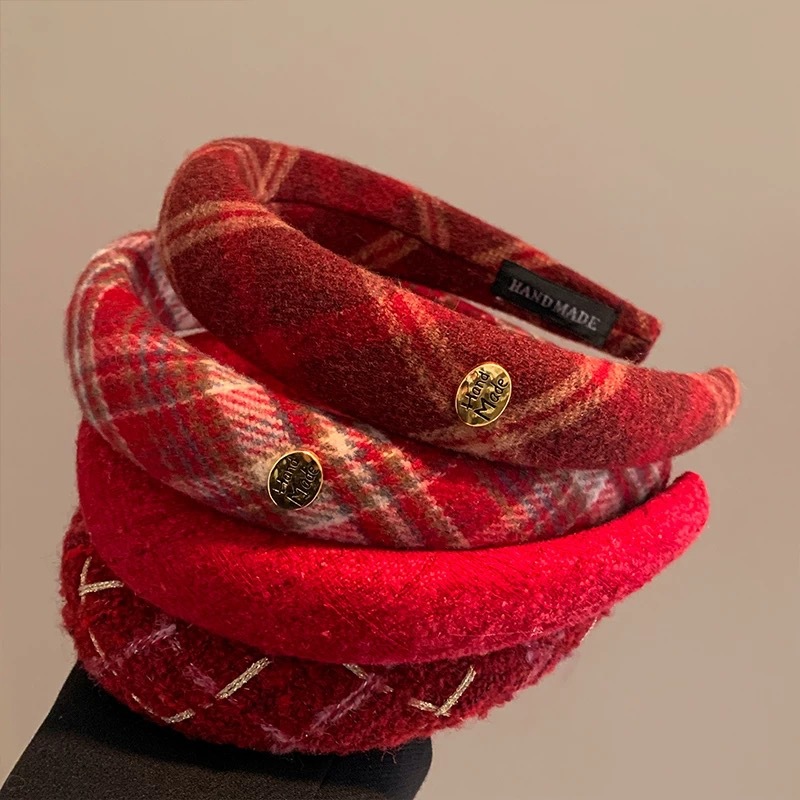 New Year atmosphere Autumn and winter plush high top checkered headband for women 2025 New style, elegant and high-end face-washing headband Application Scenario