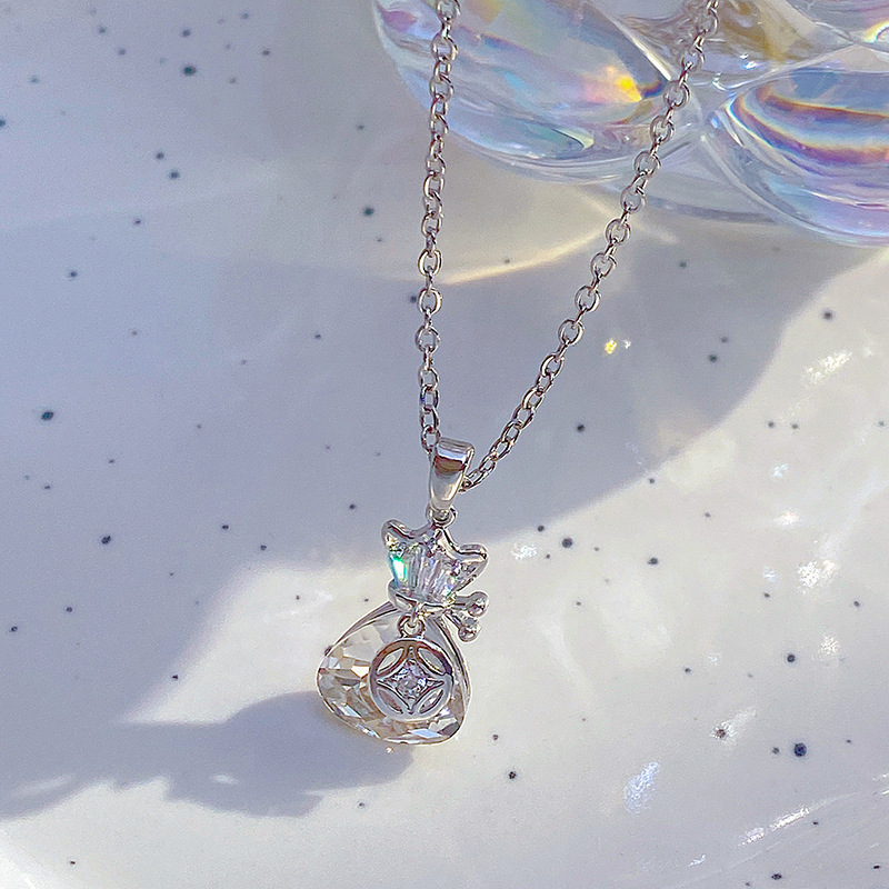 Japanese and Korean light luxury crystal "Fu" character money bag pendant titanium steel necklace, simple and versatile for women, popular collarbone chain, niche accessory Application Scenario
