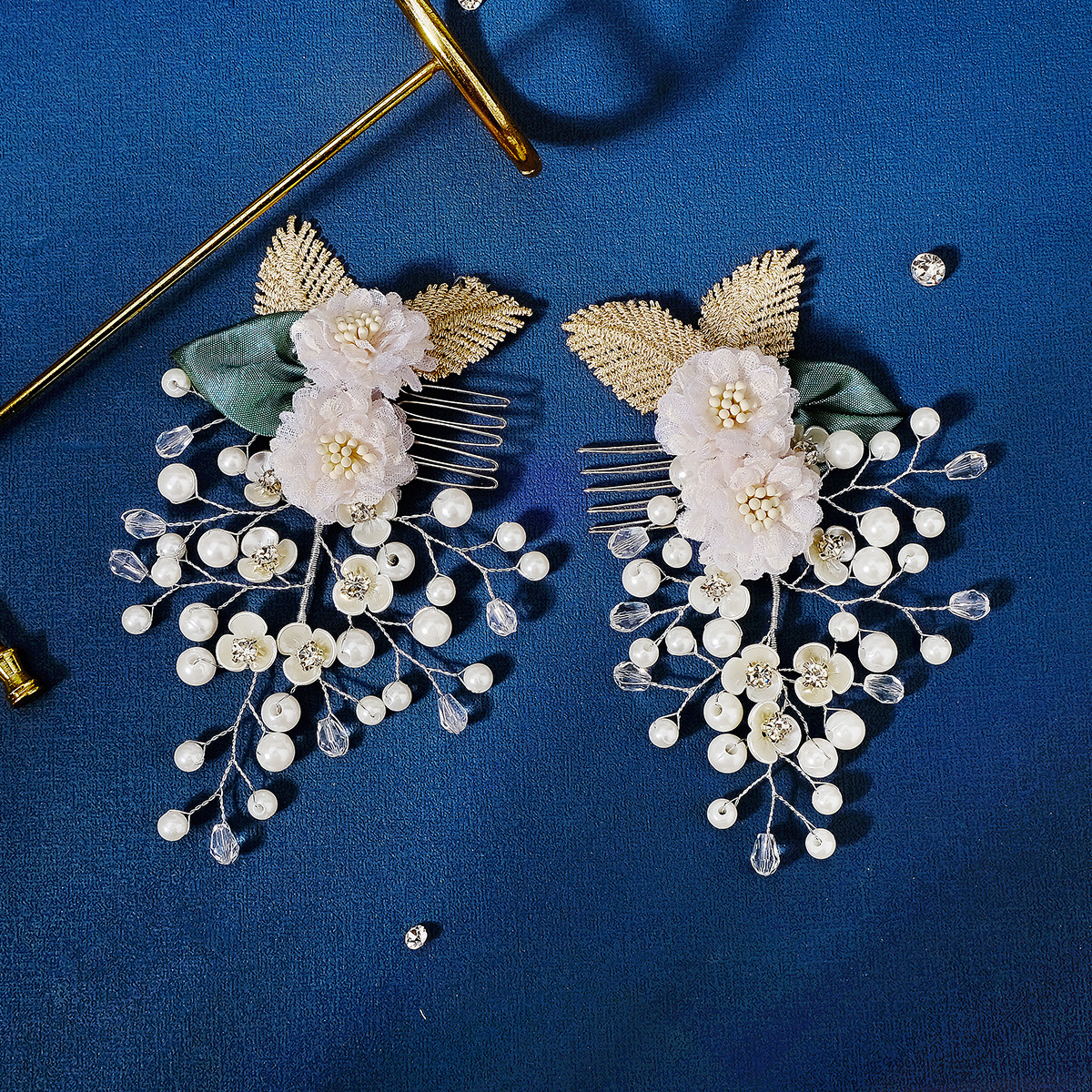European and American bride accessories: Beautiful fabric flower arrangement combs, forest-themed wedding hair accessories, handcrafted crystal pearl hair combs details Picture