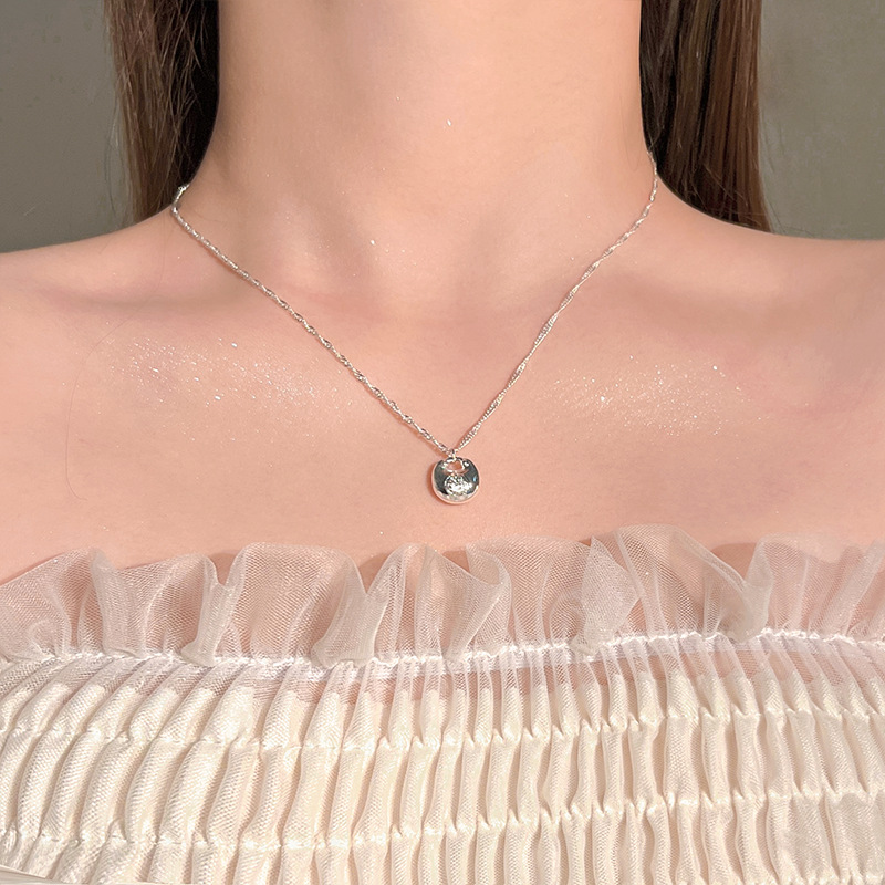 A popular gold ingot lucky bag necklace on Xiaohongshu, featuring a simple Chinese-style "Fu" character pendant with a unique and niche design full figure