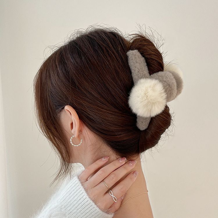 Korean popular hair clips, large autumn and winter plush hair clips, women's hair clips, shark clips, back of the head hair clips, headwear Application Scenario