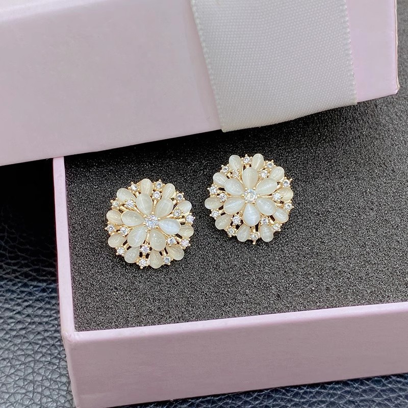 Light luxury and niche, dazzling exquisite cat's eye stone flower stud earrings, the same style as female socialite, fashionable and versatile, elegant zircon earrings Application Scenario