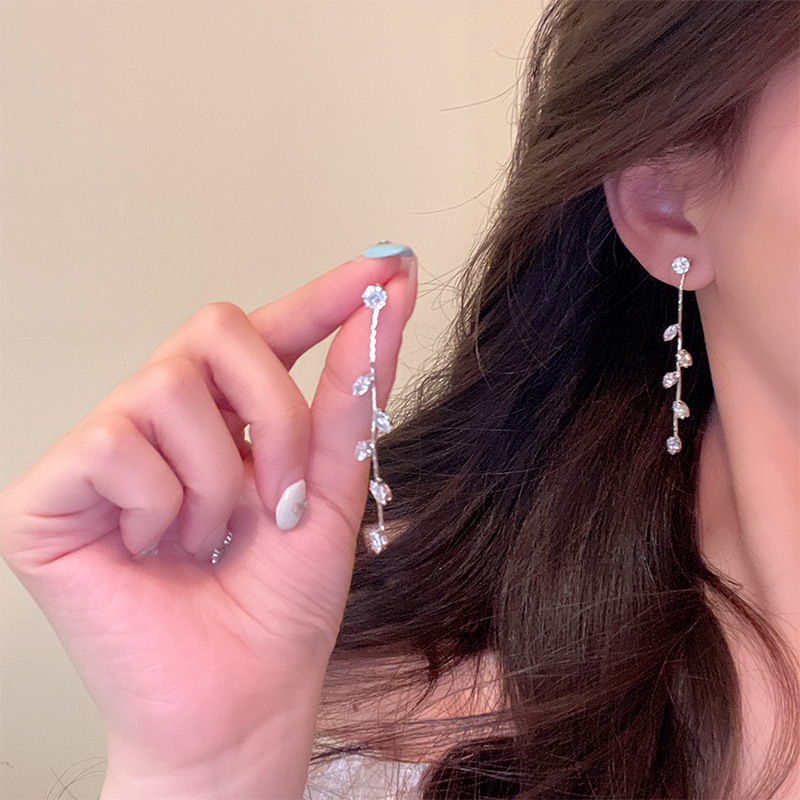 Super sparkling and exquisite zircon long leaf tassel earrings, fashionable and elegant for women, versatile and high-end stud earrings, simple earrings details Picture