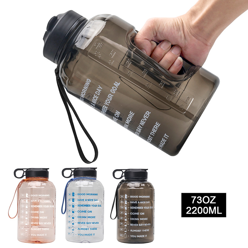 Amazon's new half-gallon 2.2L fitness water bottle, plastic large water bucket and space cup are in stock and available for one-piece shipping full figure
