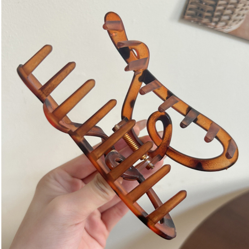 The 2024 new style of the "Love Grab Clip" hair clip for women features a high-end look. It is a large hair clip with a shark clip at the back of the head Application Scenario
