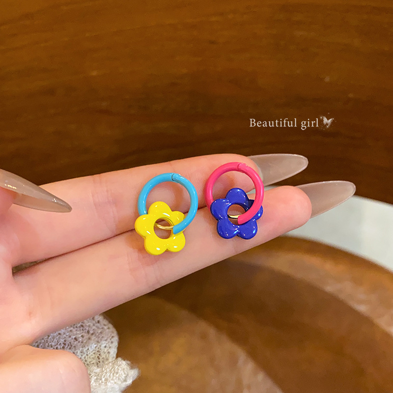 Colorful dopamine flower ear buckles, a niche design, are sweet and cute. The color-blocking earrings exude a unique charm and a high-end feel full figure