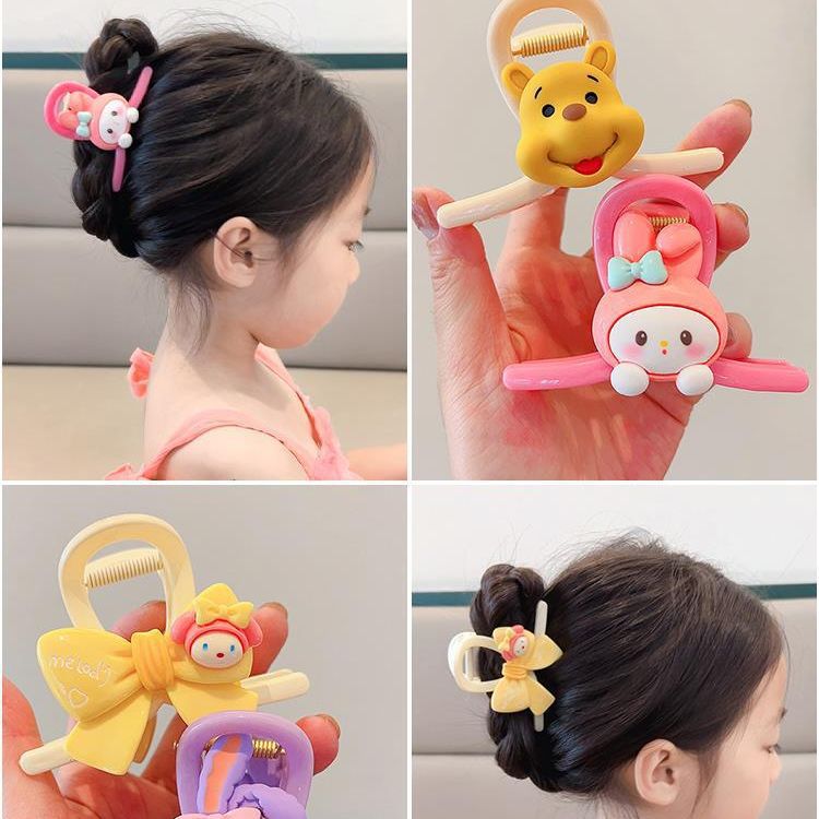 A cute cartoon strawberry bear for children, with a girl's bun bun and a dopamine hair accessory on the back of her head Specification drawing