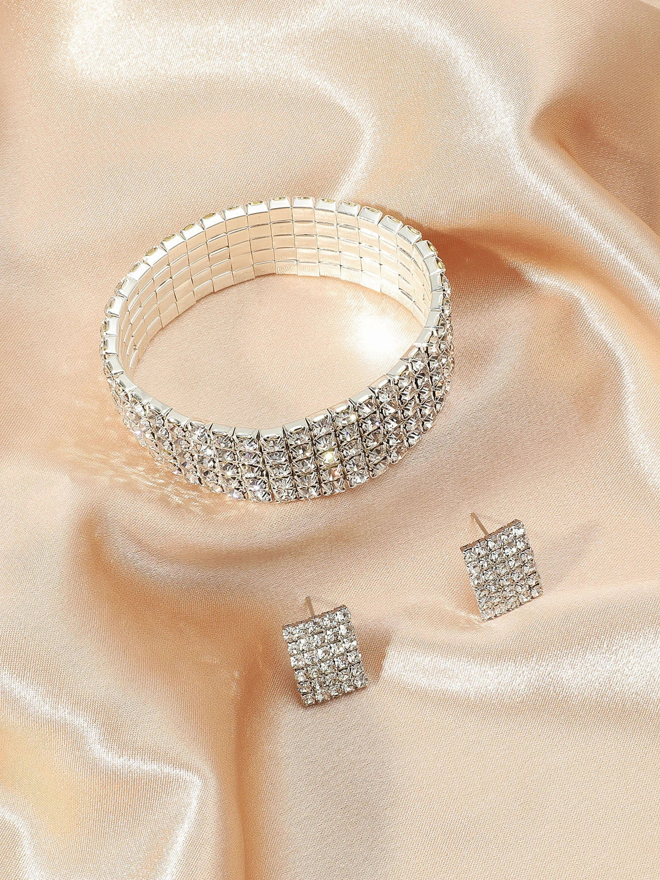 Bridal accessories: European and American claw chain, full diamond elastic bracelet, rectangular earrings, AliExpress bracelet wholesale N6040 Application Scenario