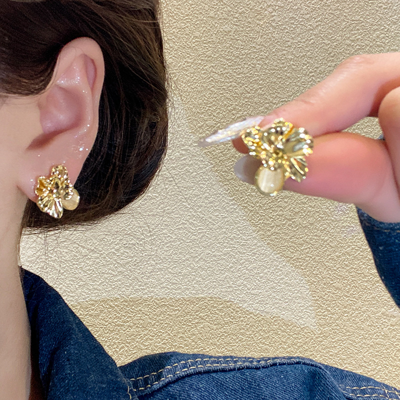 French metal cat's eye stone flower earrings, a light luxury, retro and high-end design for women, with a niche design, are popular ear accessories details Picture