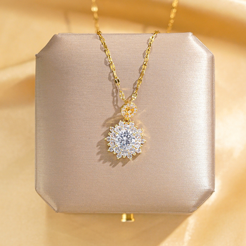 Korean-style light luxury full-diamond zircon flower necklace, a trendy and niche female Instagram influencer collarbone chain, a luxurious design accessory Application Scenario