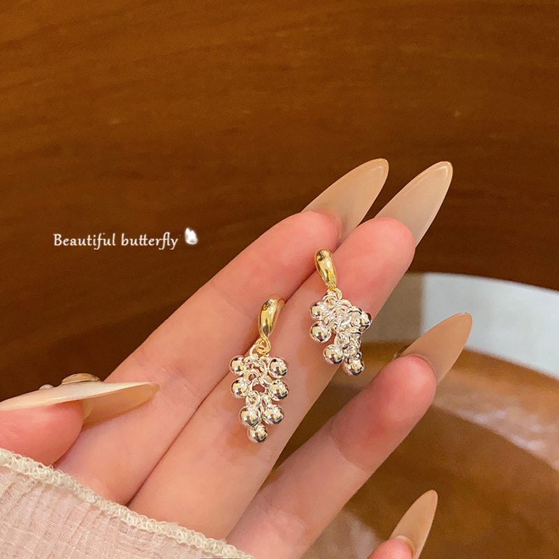 The cold and elegant gold and silver contrasting color grape string earrings exude a feminine charm and a high-end touch. The tassel stud earrings are a new type of earrings from 2025 full figure