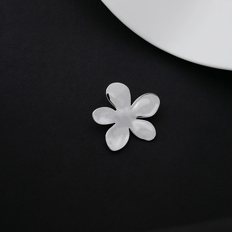Wholesale of cross-border exaggerated petal brooches from Europe and America, featuring a unique and simple commuting style and versatile floral clothing accessories details Picture
