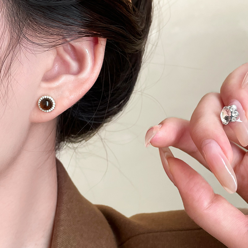 Maillard Tiger's Eye earrings, women's retro Hong Kong-style earrings, light luxury, niche and high-end, exquisite micro-inset earrings wholesale Specification drawing