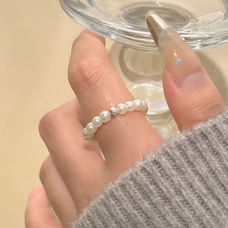 A bow-shaped pearl-like elastic ring for women, exuding a light luxury and high-end charm. A layered index finger ring with a cold style, a ring trend full figure