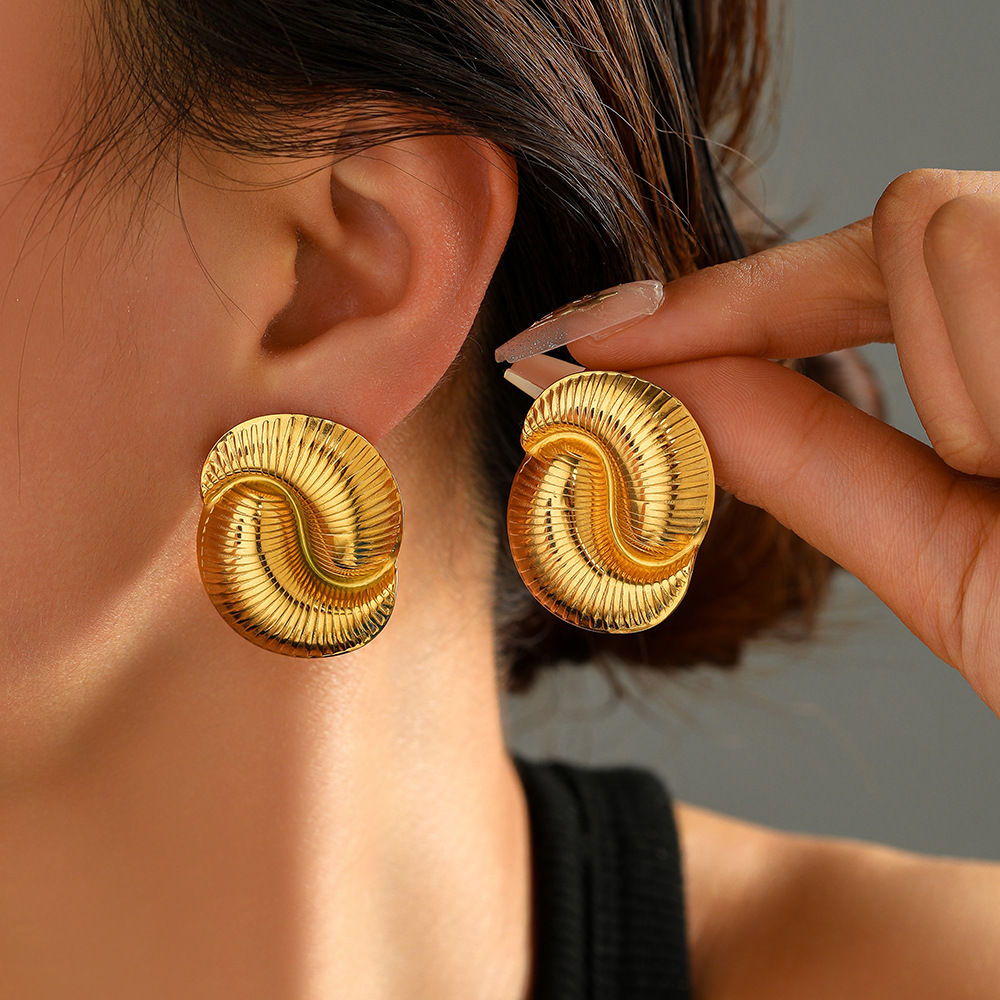 Instags-style European and American titanium steel plated with 18k gold water drop texture spiral stud earrings, asymmetrical color-preserving stainless steel earrings for women full figure