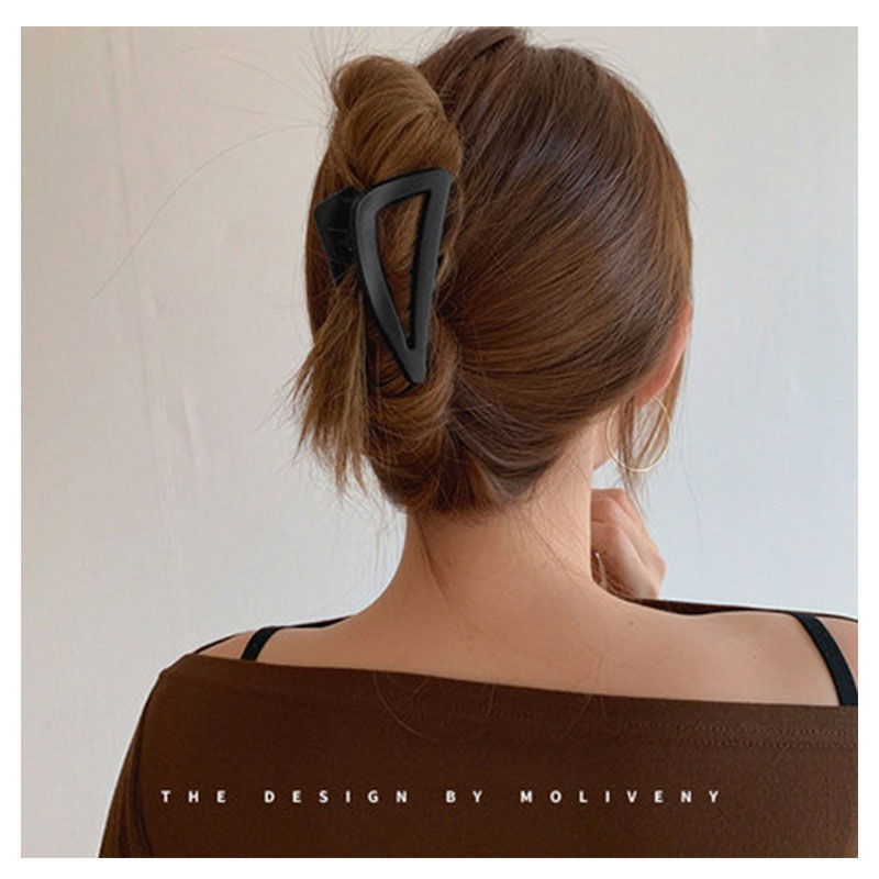 The new Korean-style triangular claw clip is a high-end shark clip hair accessory for the back of the head in summer Application Scenario