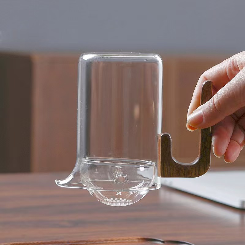 Wholesale thickened heat-resistant glass fair cup, integrated tea strout, tea water separation, tea brewing cup, small green tangerine rotating glass cup Application Scenario