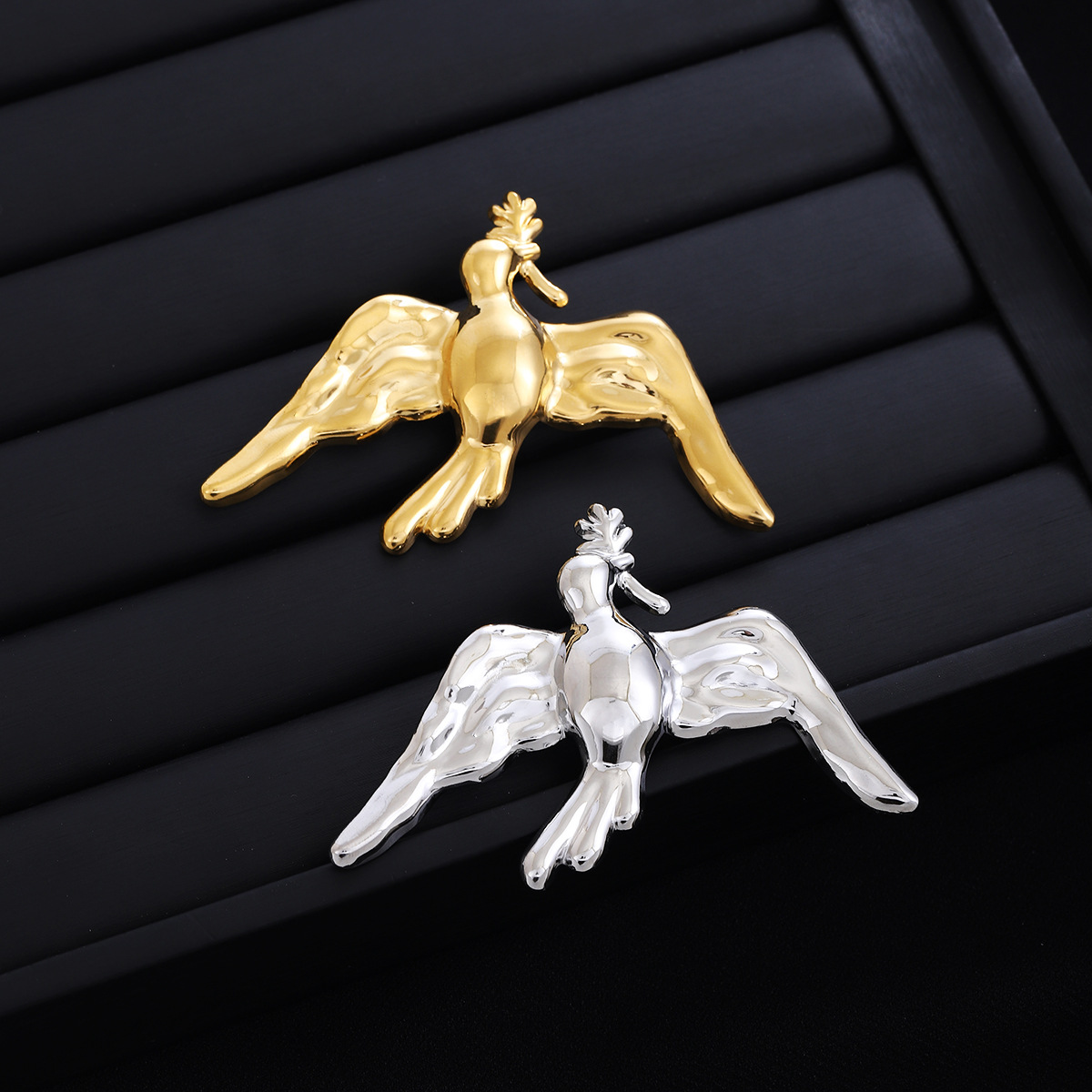 vintage matte plain gold peace dove brooch, a light luxury and high-end metallic style, fashionable and elegant brooch for women full figure