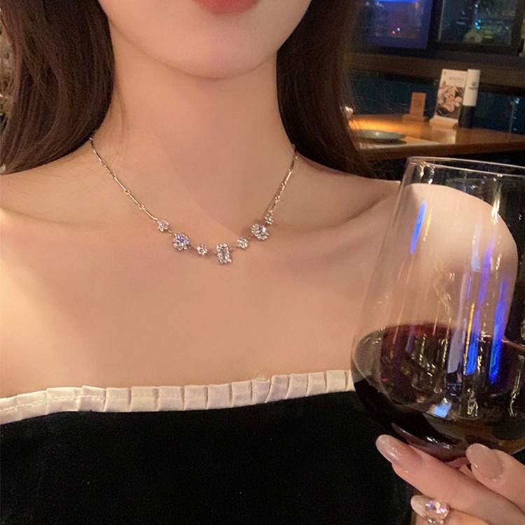 Light luxury shining zircon geometric necklace, women's niche design, sexy collarbone chain, simple neck chain wholesale accessories full figure