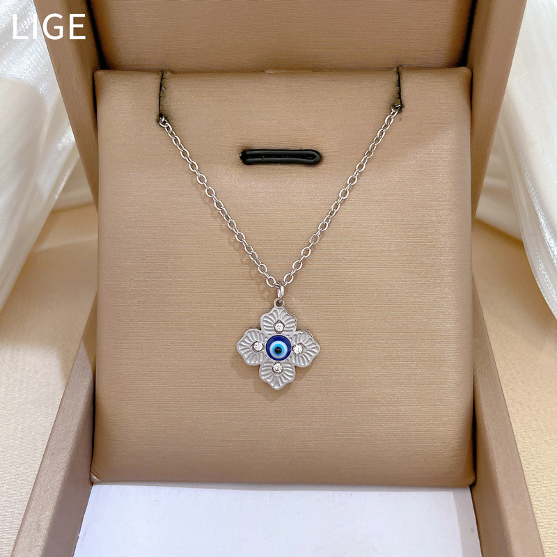 【 All-titanium Steel 】 Four-leaf clover eye slit furnace real gold necklace, female Instagram influencer collarbone chain accessory Application Scenario