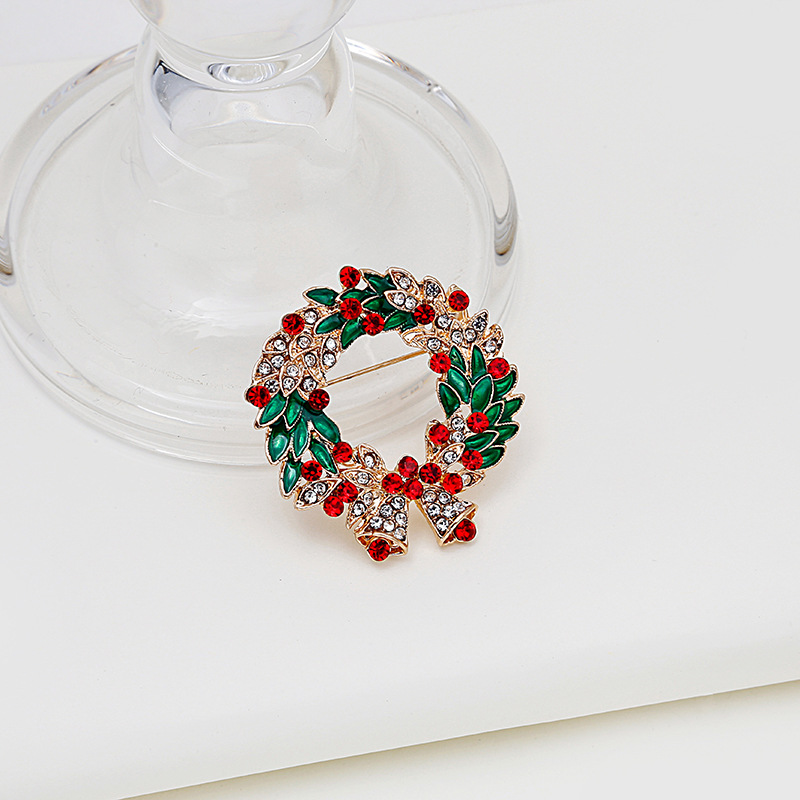 Popular Christmas accessories in Europe and America: metal oil-drip garlands, hollowed-out diamond-encrusted brooches and badges, women's clothing accessories, and corsages Specification drawing